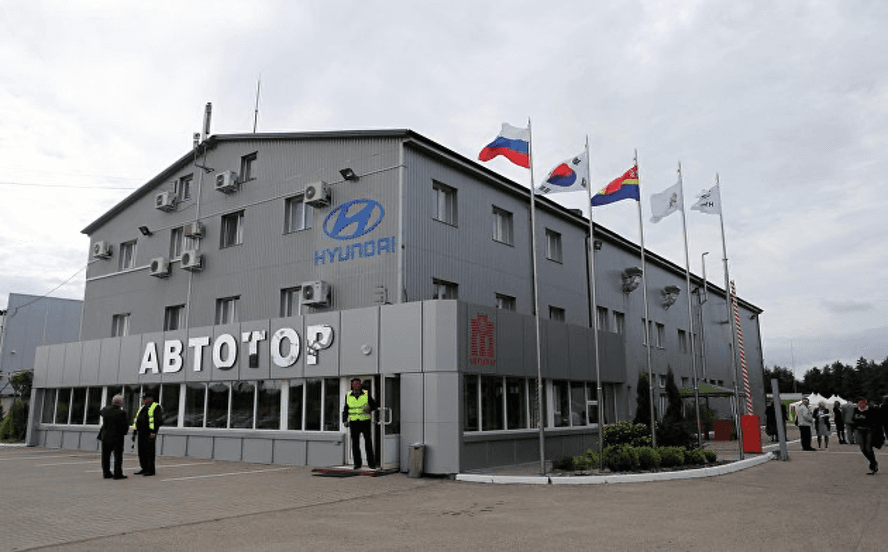 Фото статьи о Кампания "Автотор" официально приостановила сотрудничество с Hyundai, Kia и BMW и хочет начать выпуск автомобилей трех новых брендов.