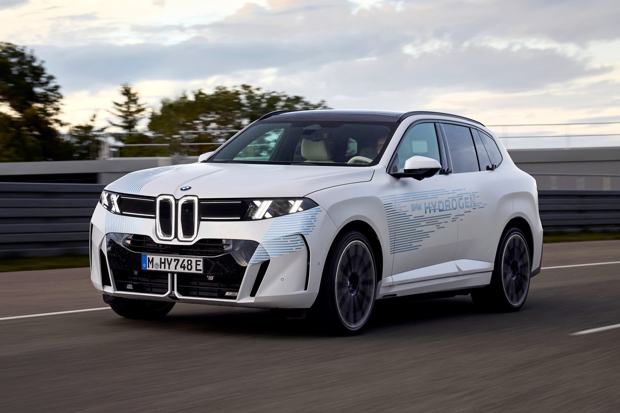 Фото статьи о BMW iX5 Hydrogen проедет 750 км и получит 273 млн евро: почему водородный X5 пока ищет заправку