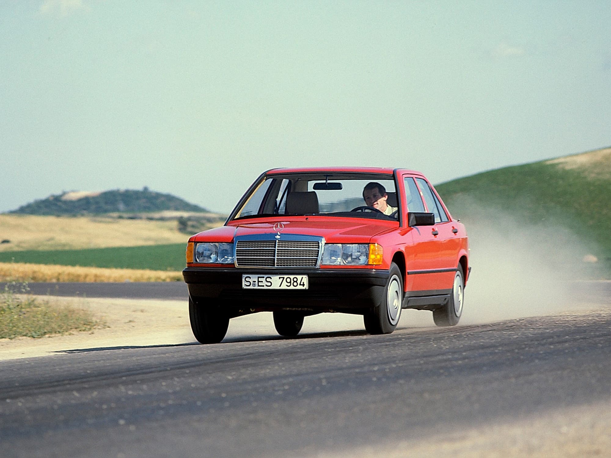 Фото статьи о Mercedes-Benz 190: за 10 лет на конвейере компактный W201 пережил 30 лет и стал популярнее — рассказываю, почему