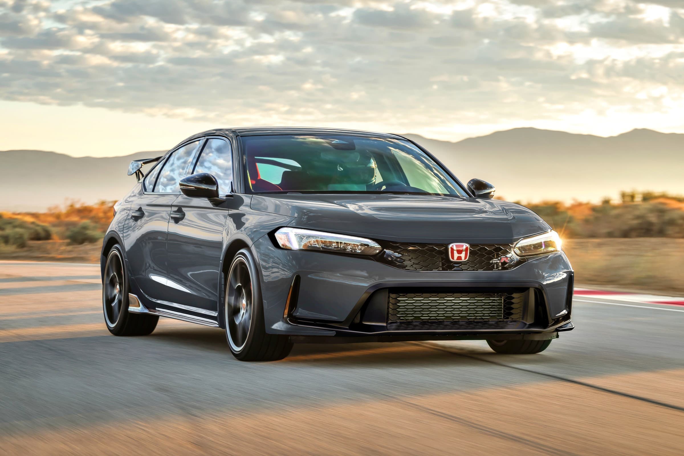 Фото статьи о Honda Civic Type R к 30-летию подорожал на $1300: мощность прежняя — за что теперь просит доплату?