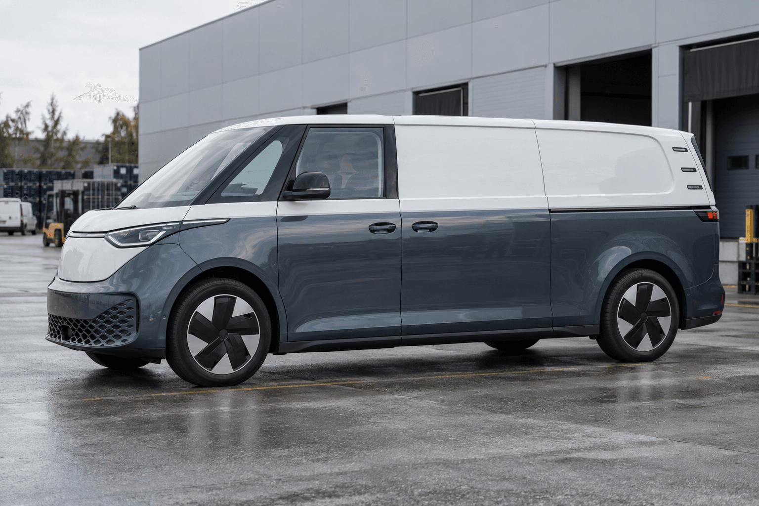 Фото статьи о Volkswagen добавил фургону ID. Buzz Cargo 0,5 м³ и 250 мм базы: кому пригодится дорогая прибавка, рассказываю