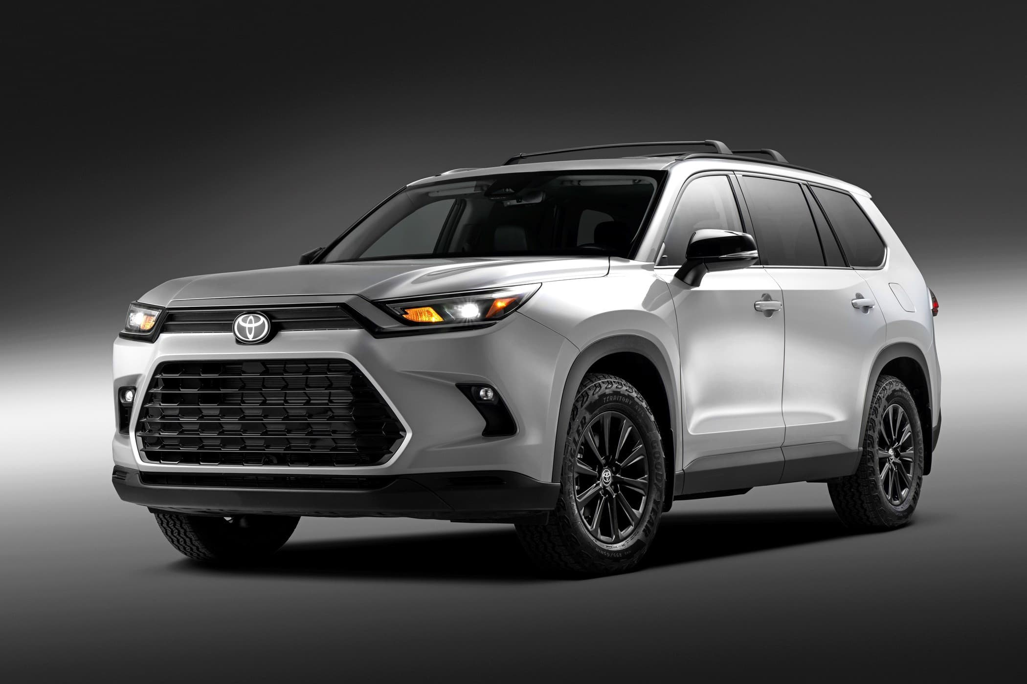 Фото статьи о 108 511 против 42 950: Toyota Grand Highlander получил Woodland за 53 375 долларов — почему не обычный Highlander?